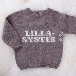 Stickad tröja Lillasyster – garnpaket i Bluum Pure Eco Baby Wool