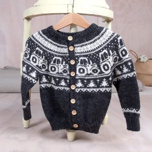 Stickad kofta Traktor – garnpaket i Bluum Pure Eco Baby Wool