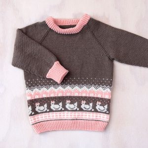 Stickad tröja Hönsgården – garnpaket i Bluum Soft Merino Ull