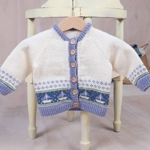 Stickad kofta Segelbåtar – garnpaket i Bluum Soft Merino Ull