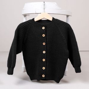 Stickad kofta Noah Svart – garnpaket i Bluum Soft Merino Ull