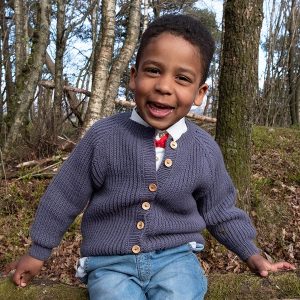 Stickad kofta Noah – garnpaket i Bluum Soft Merino Ull