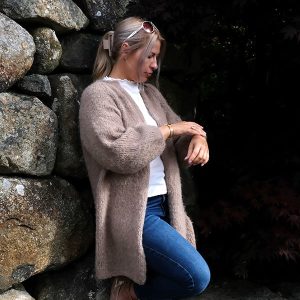 Stickad kofta Strandråg till dam – garnpaket från Bluum i Fnugg