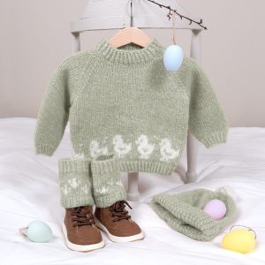 Stickad tröja Lilla Kyckling m/luva och benvärmare – garnpaket från Bluum i Fluffy och Faerytale