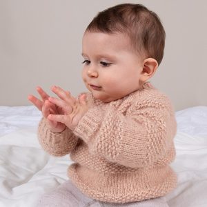 Stickad tröja Lilla grodd – garnpaket från Bluum i Fluffy