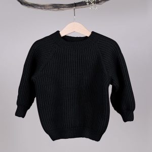 Stickad tröja Noah Svart – garnpaket i Bluum Soft Merino Ull