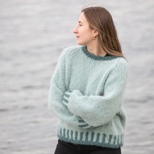 Stickad tröja Strå till dam – garnpaket från Bluum i Fnugg