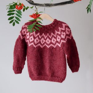 Stickad tröja Vinterlek – garnpaket från Bluum i Møy