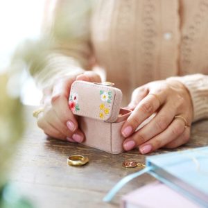 Mini smyckeskrin för ringar & örhängen – Rosa med broderi
