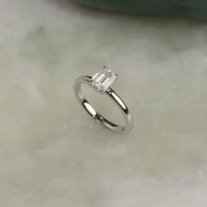 SOLITAIRE EMERALD-CUT LAB-DIAMOND RING - 1.0ct - WG