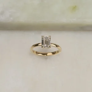 SOLITAIRE EMERALD-CUT LAB-DIAMOND RING - 1.5ct - YG