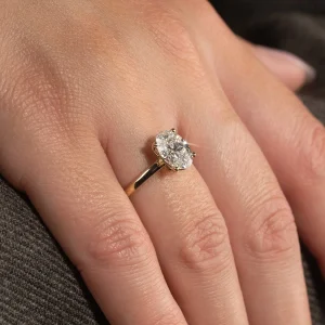 SOLITAIRE OVAL-CUT LAB-DIAMOND RING - 1.5ct - YG