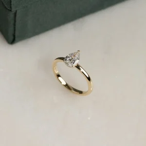 SOLITAIRE PEAR-CUT LAB-DIAMOND RING - 0.75ct - YG